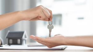 Read more about the article Short-Term Rentals vs Long-Term Leases: Evaluating Pros and Cons for Tenants and Landlords
